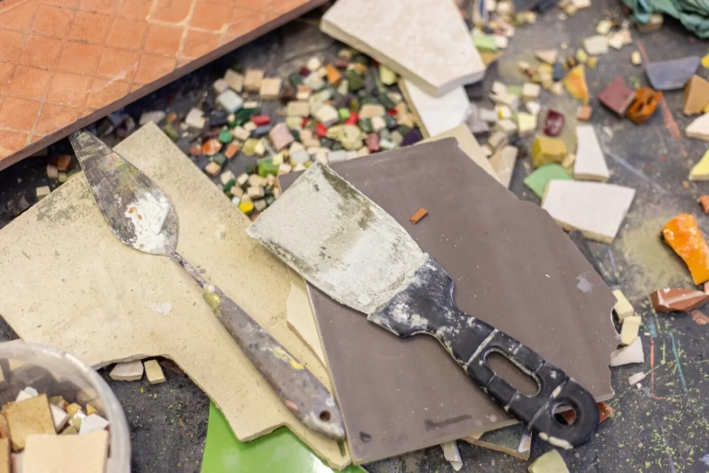 Künstlerisches Palettenmesser in einer Kunstwerkstatt, Künstleratelier